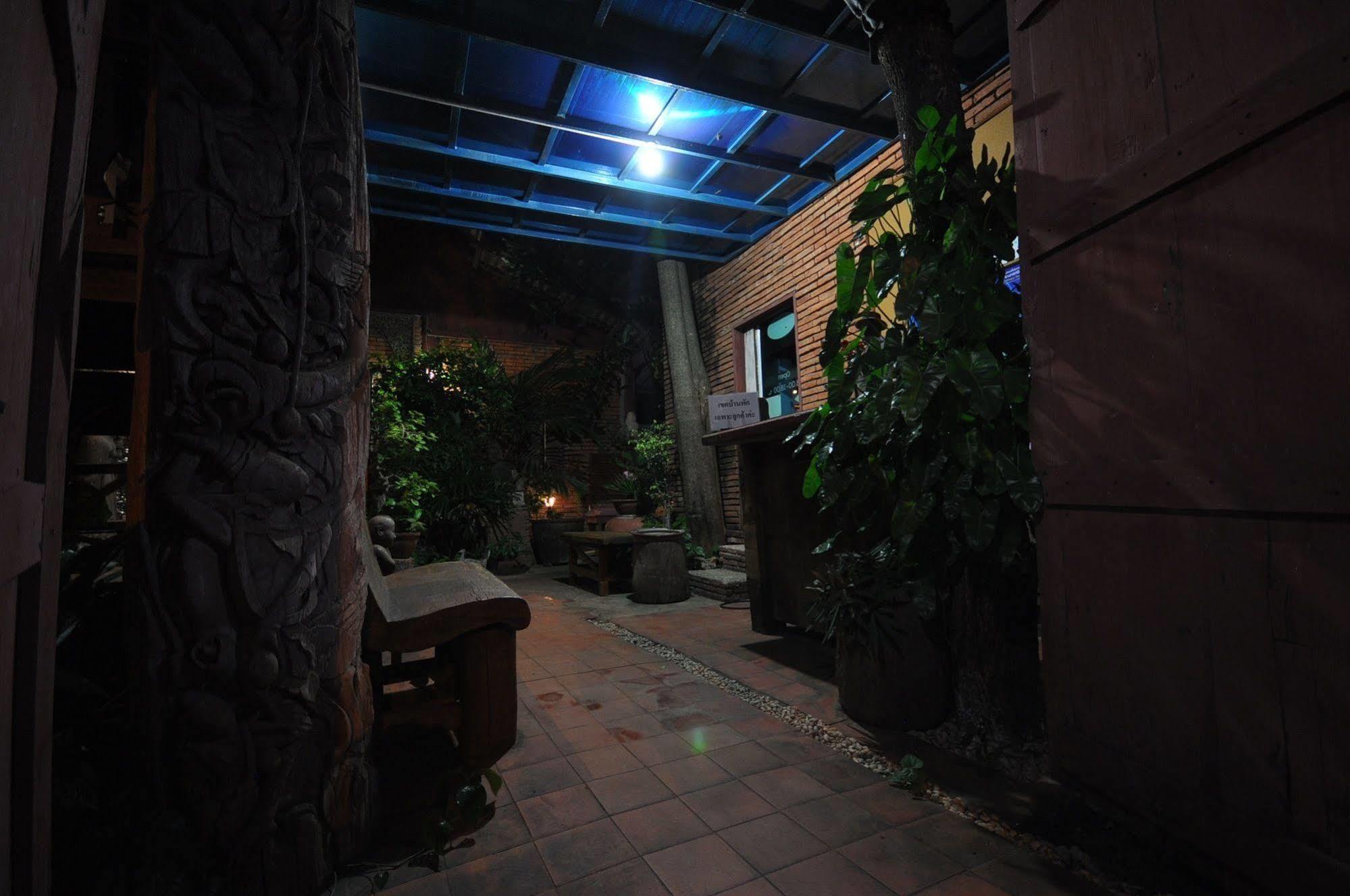 Ayutthaya Bouchic Hostel Exterior foto