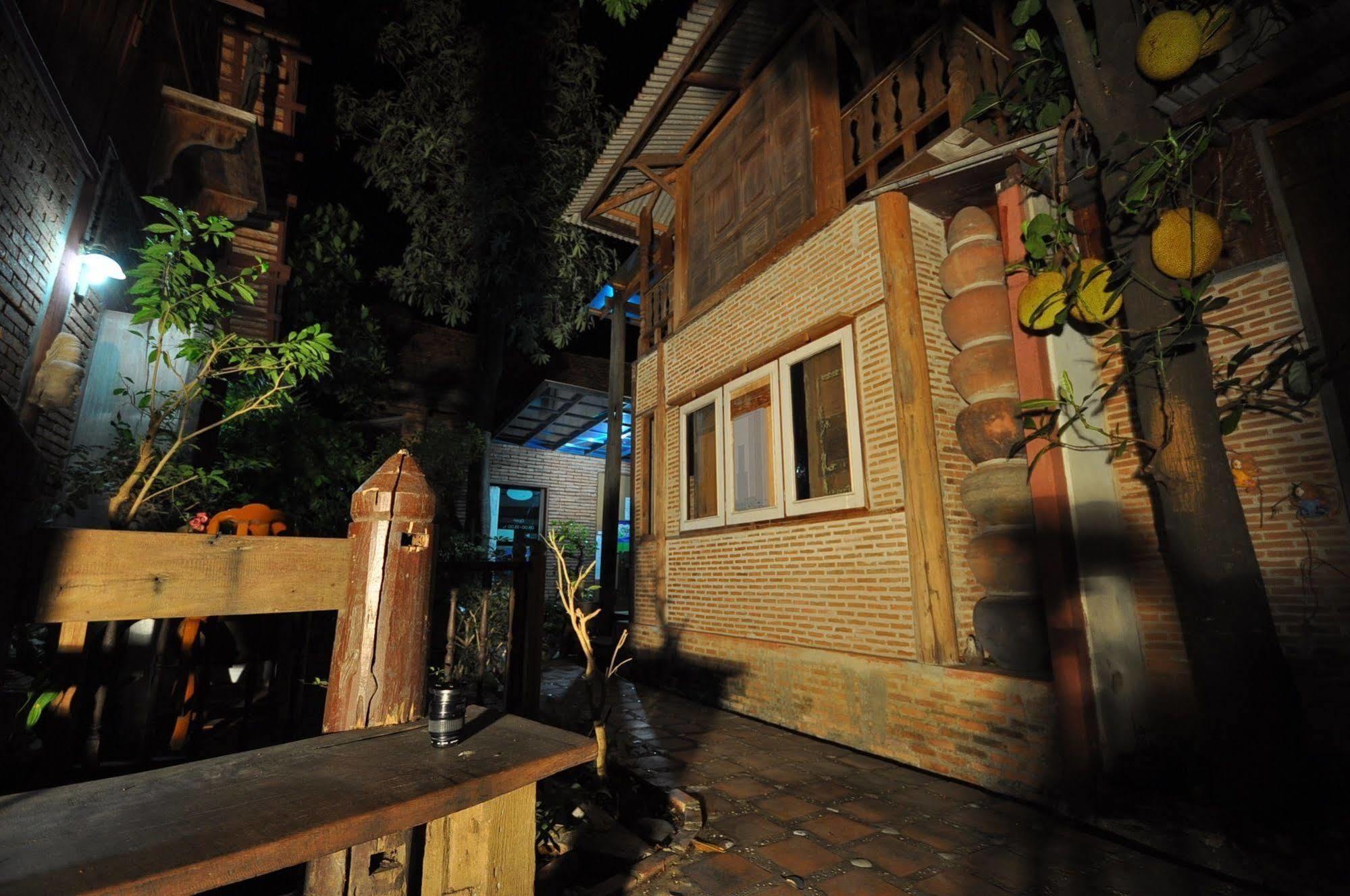 Ayutthaya Bouchic Hostel Exterior foto