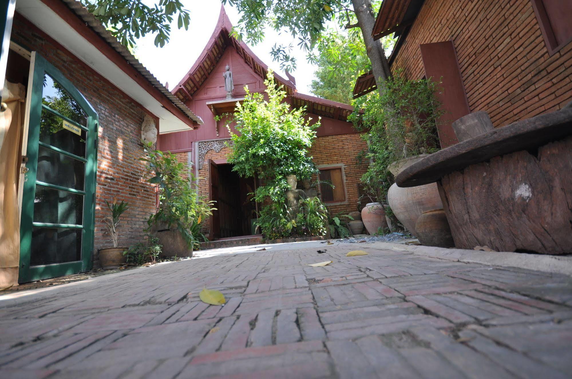 Ayutthaya Bouchic Hostel Exterior foto